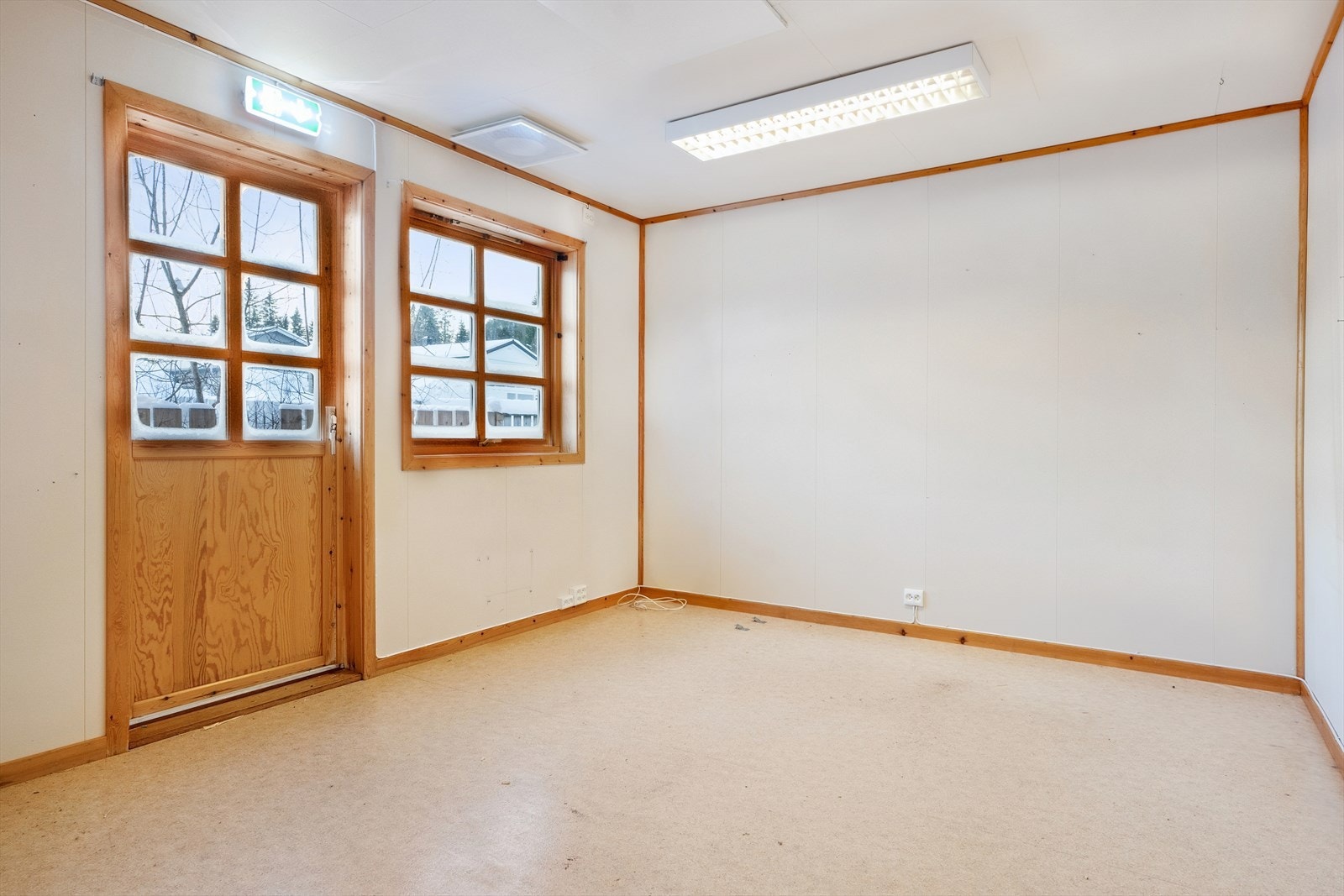 Avstand til Namsos sentrum ca 3,5 km. Avstand til Kleppen med skole, barnehage, idrettshall, svømmehall med mere ca. 1,5 km. Avstand til Olav Dun Vgs ca. 2 km. Kort veg til Bymarka. Galleribilde