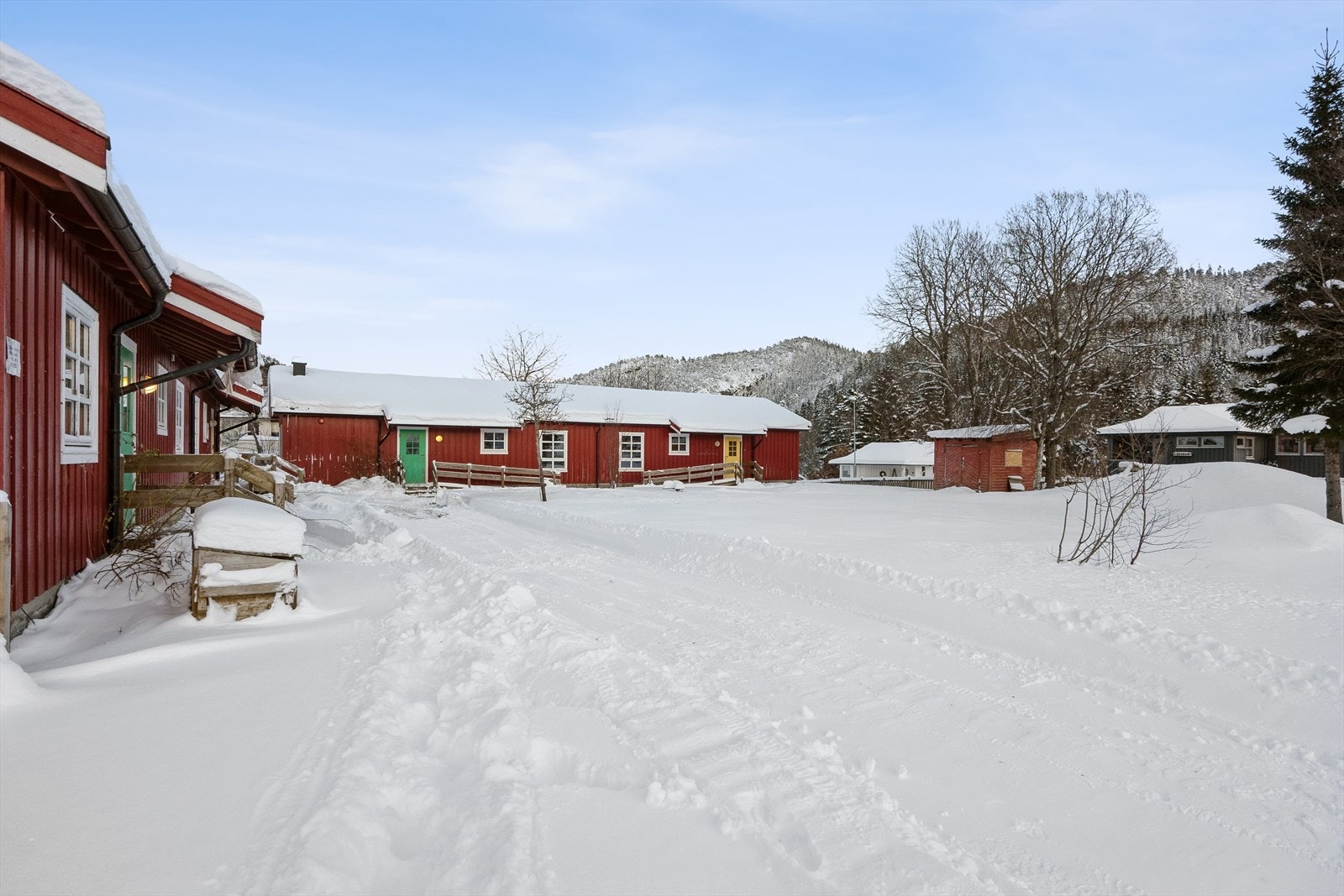 2 stk. boligbygg a 137 kvm. Romslig eiet tomt på 2.266 kvm. Spennende utviklings eiendom for den rette. Galleribilde