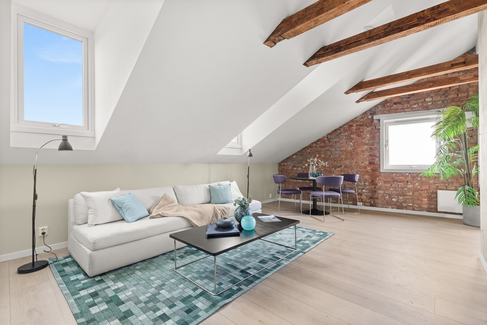 e historiske detaljene gir boligen et unikt preg og en sjelden kombinasjon av sjarm og personlighet. Galleribilde