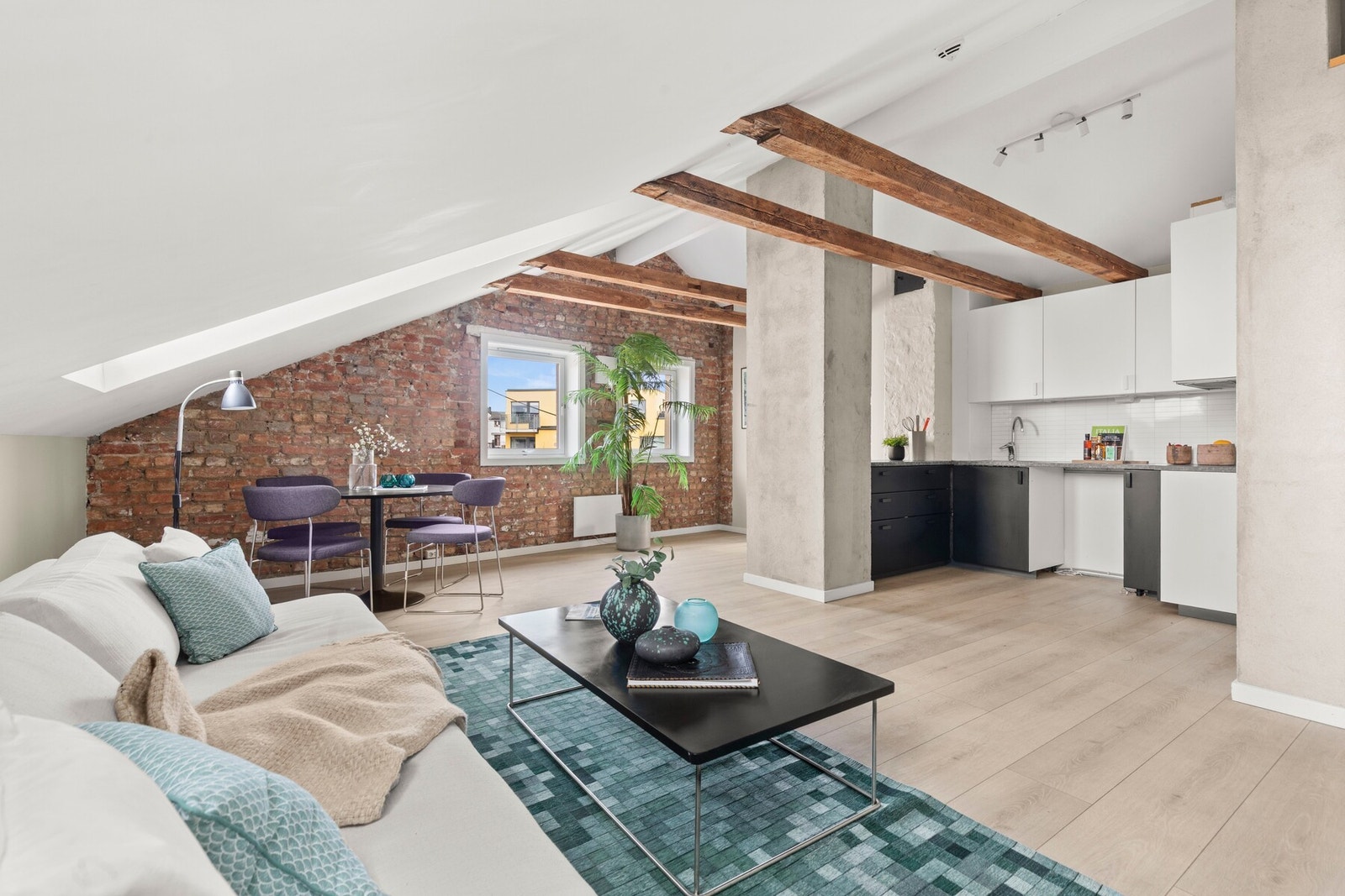 Her bor du sentralt og attraktivt, med kort vei til kollektivtransport, butikker, spisesteder og øvrige servicetilbud. Galleribilde