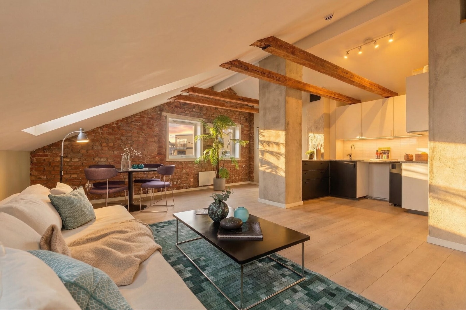 Detaljene skaper en varm og autentisk loftsfølelse. Galleribilde