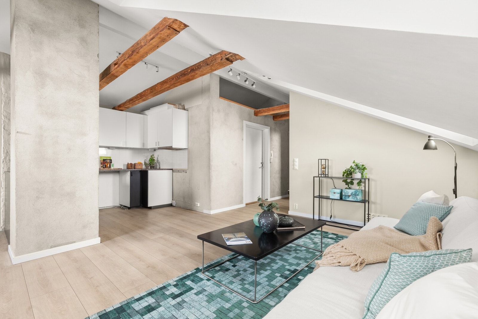 Stue med åpen kjøkkenløsning. Galleribilde