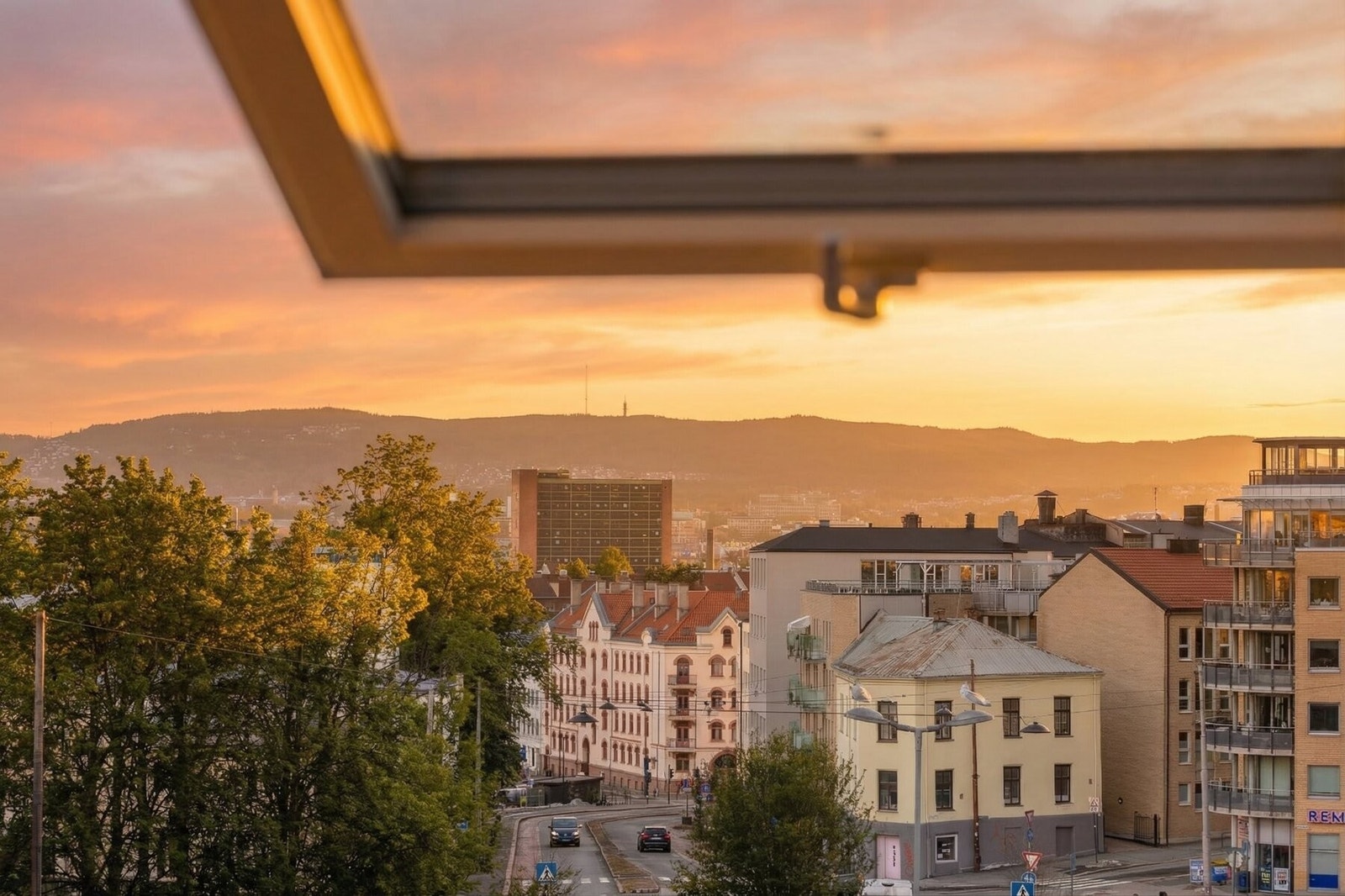 Fra leiligheten har du et flott utsyn over nærområdet, som gir en luftig og åpen romfølelse. Galleribilde