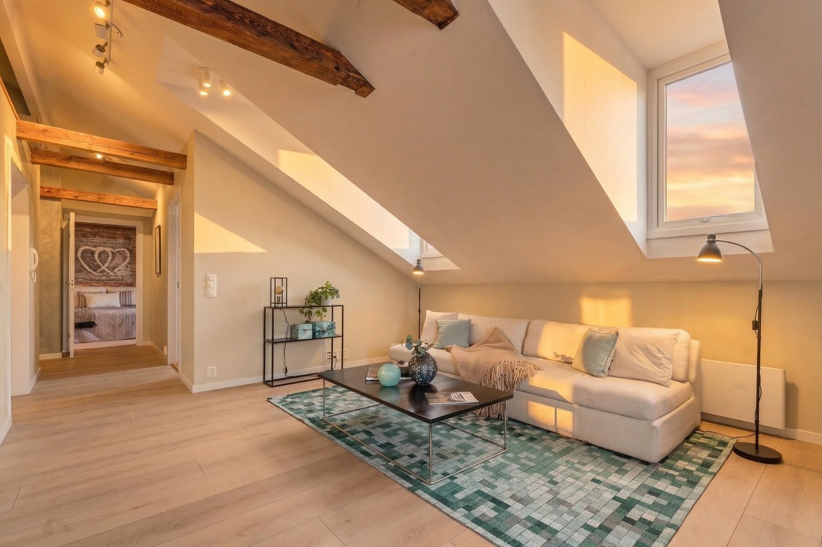 Leiligheten har en helt egen atmosfære med synlige teglsteinsvegger og karakteristiske takbjelker. Galleribilde