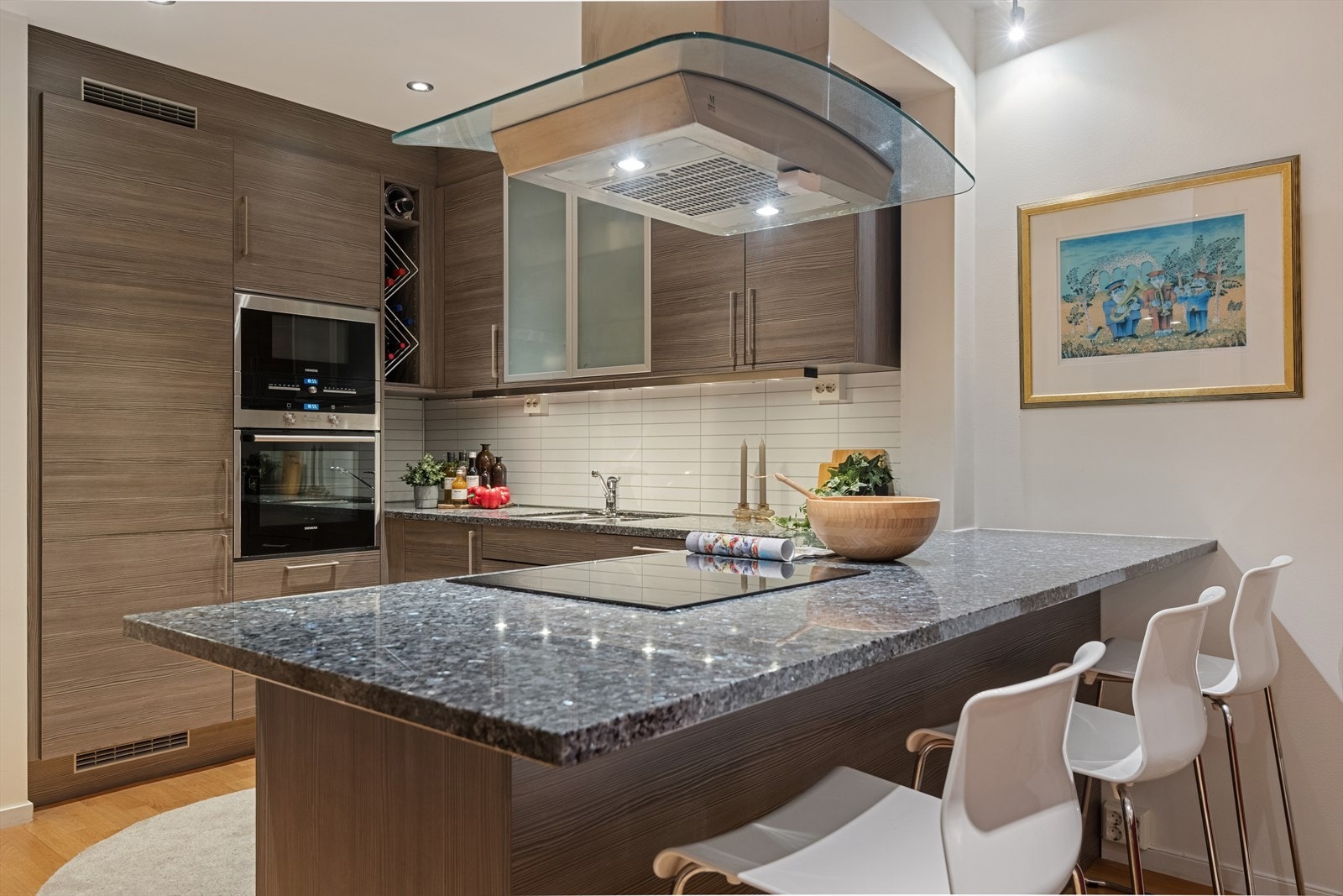 Integrert komfyr, steketopp, oppvaskmaskin, mikrobølgeovn og kjøle/fryseskap. Galleribilde