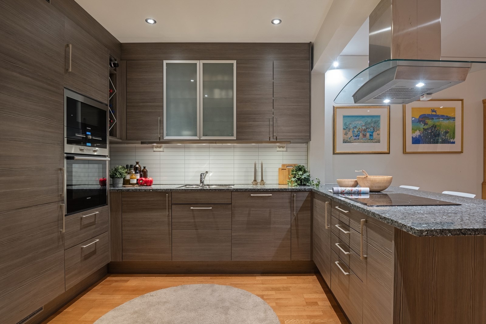 Kjøkkenet har laminerte skrog og belysning over benkeplate. Galleribilde