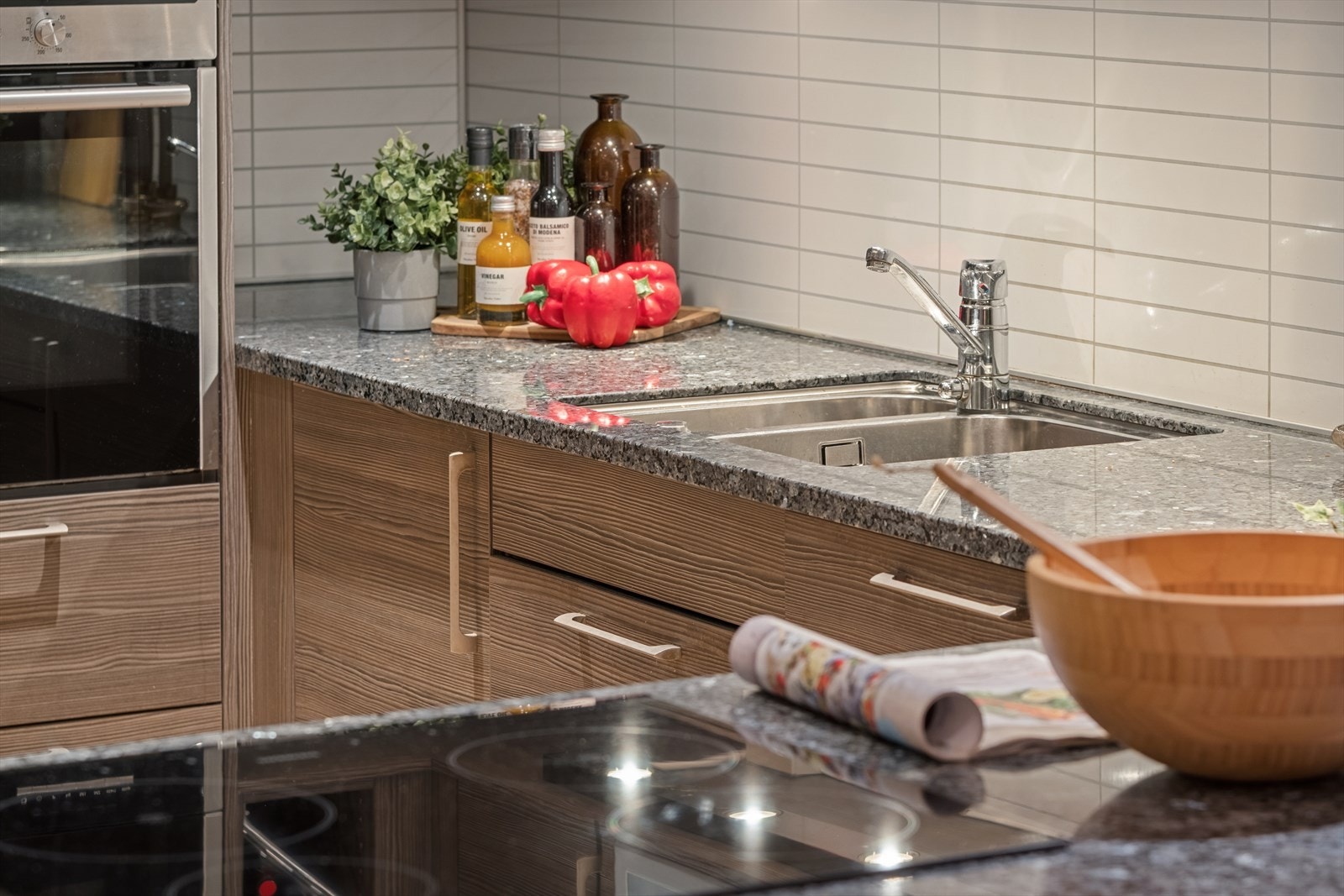 Kjøkken med solid benkeplate av stein. Galleribilde