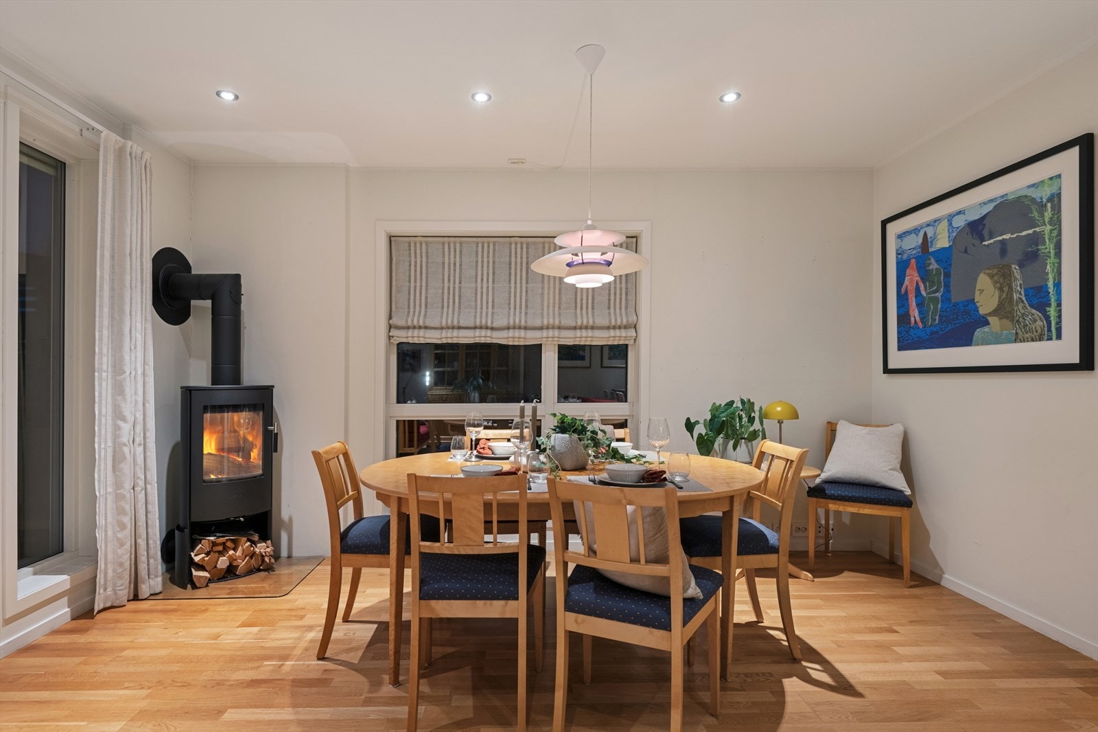 Boligen varmes opp av vannbåren varme og fyring i vedovn. Galleribilde