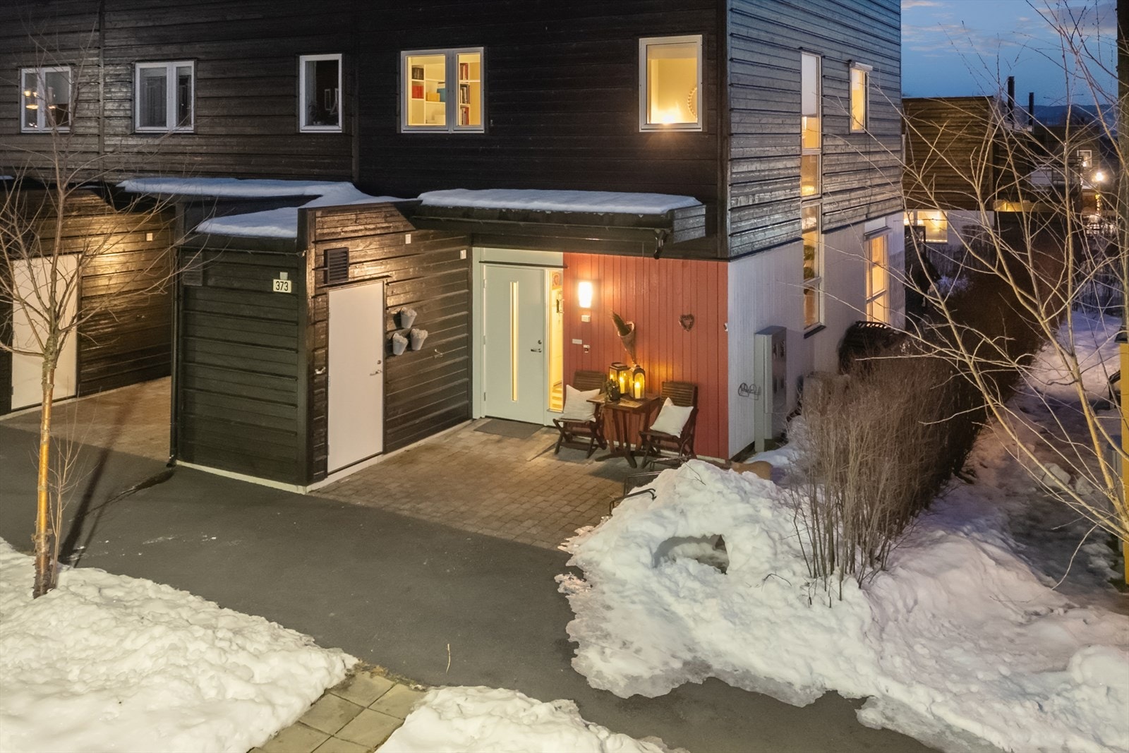 Veinettet i sameiet er helasfaltert, noe som gir enkel adkomst året rundt. Ved inngangspartiet finner du også en romslig og praktisk utebod som gir gode oppbevaringsmuligheter for sesongutstyr og annet inventar. Galleribilde