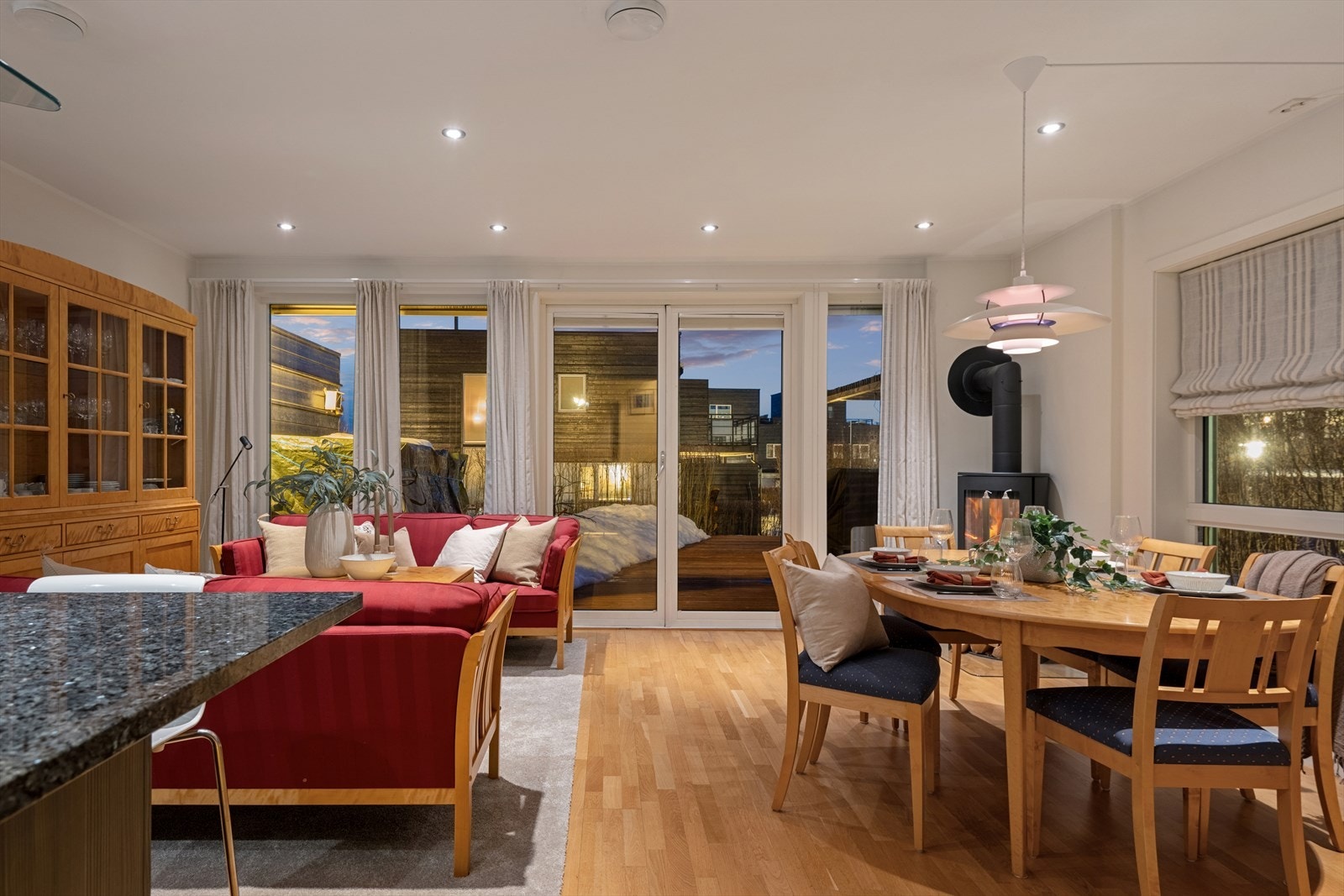 Åpen stue- og kjøkkenløsning som legger til rette for sosial matlaging, rom for gode samtaler og hyggelige sammenkomster med familie og venner. Galleribilde