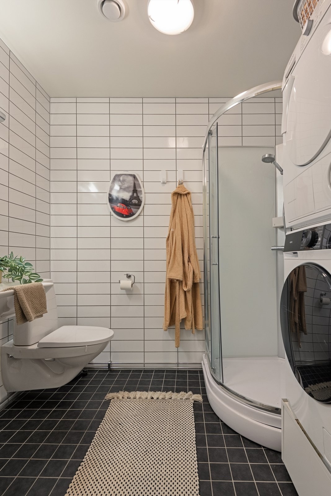 Bad i første etasje med opplegg til vaskemaskin. Galleribilde