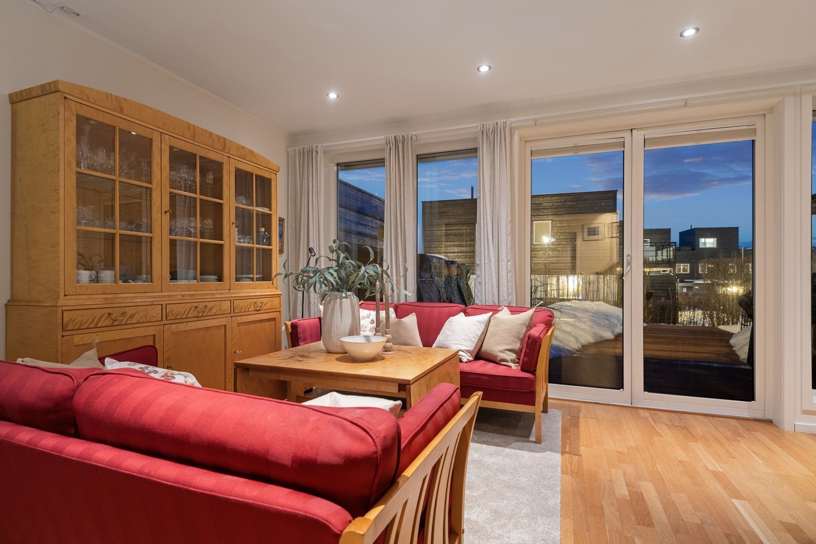 Fra stuen har man tilgang til en stor og luftig uteplass med gode solforhold hele dagen. Galleribilde