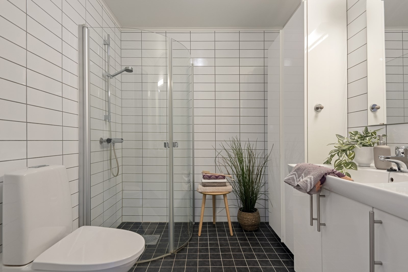 Drømmer du om et familievennlig enderekkehus med smarte, funksjonelle løsninger og et moderne, stilrent uttrykk? Da kan dette være boligen som passer perfekt for deg. Galleribilde