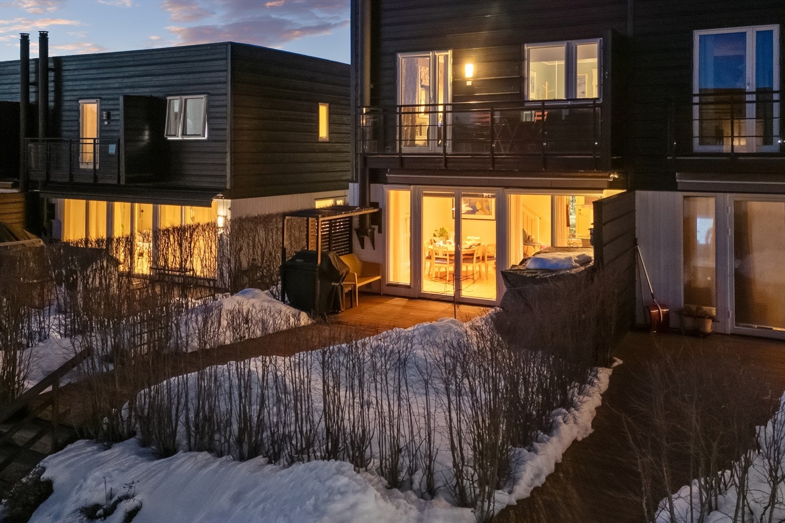 Uteområdet ha terrassebord av "Møre Royal" og er på sommerhalvåret skjermet av hekken og beplantning. Galleribilde