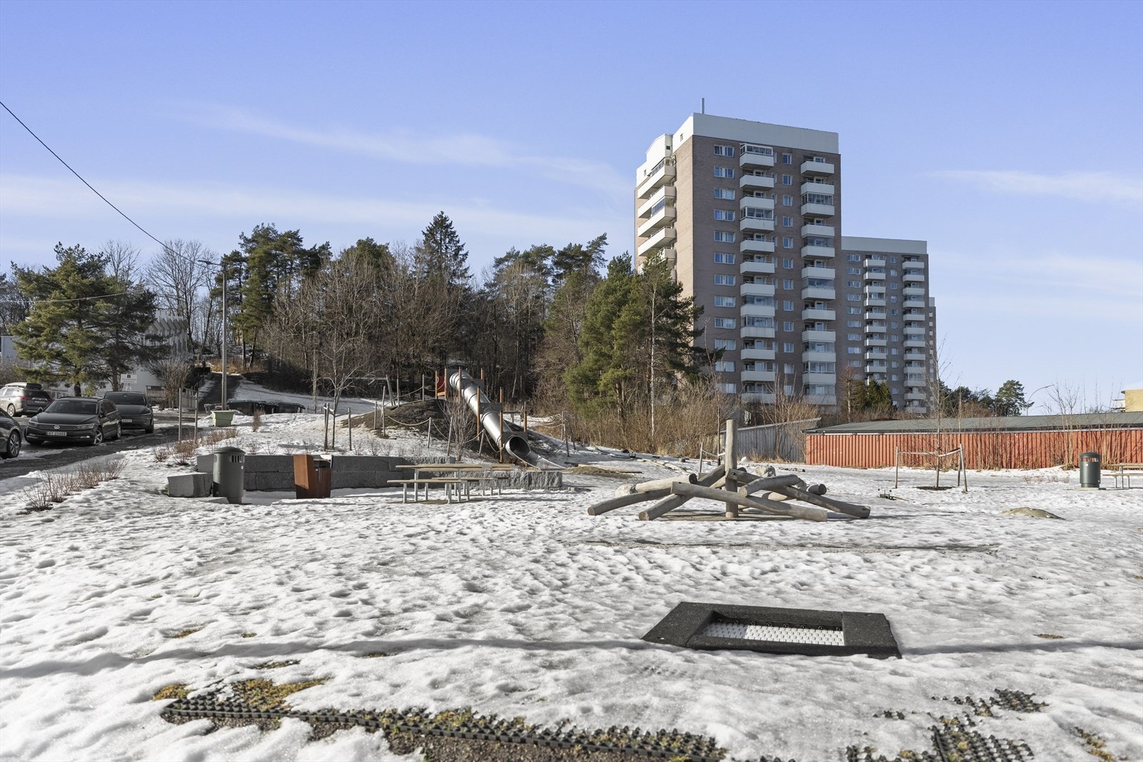 Lekeplass i enden av veien. Galleribilde