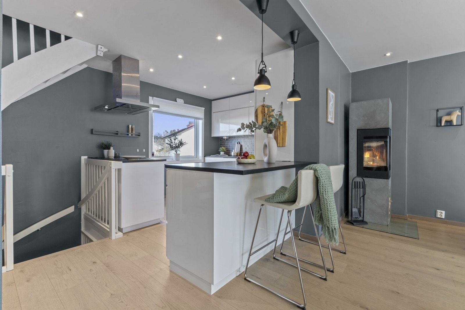 Velutstyrt Kvik kjøkken med høyglans og malte fronter profilerte fronter. Laminat benkeplate med underlimt vaskekum. Innfelt LED belysning i himling. Kjøkkenøy/?spisebenk mot stue fra 2018. Galleribilde