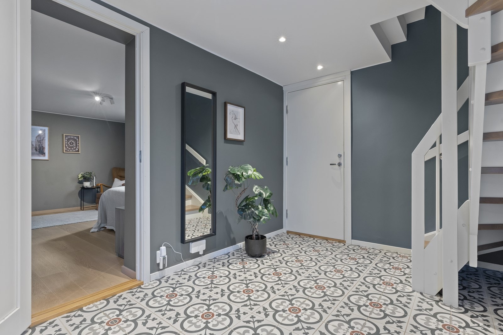 Romslig entre og hall med trapp opp til 1. etasje. Galleribilde