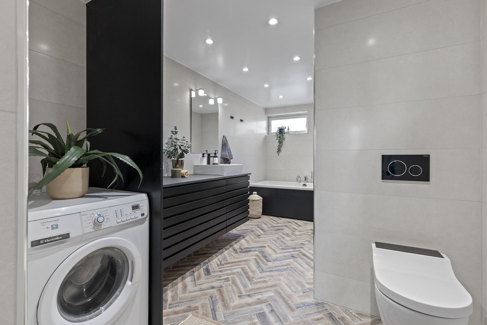 Nisje med opplegg for vaskemaskin/tørketrommel. Elektrisk styrt vifte. Tilluft via dørterskel. Galleribilde