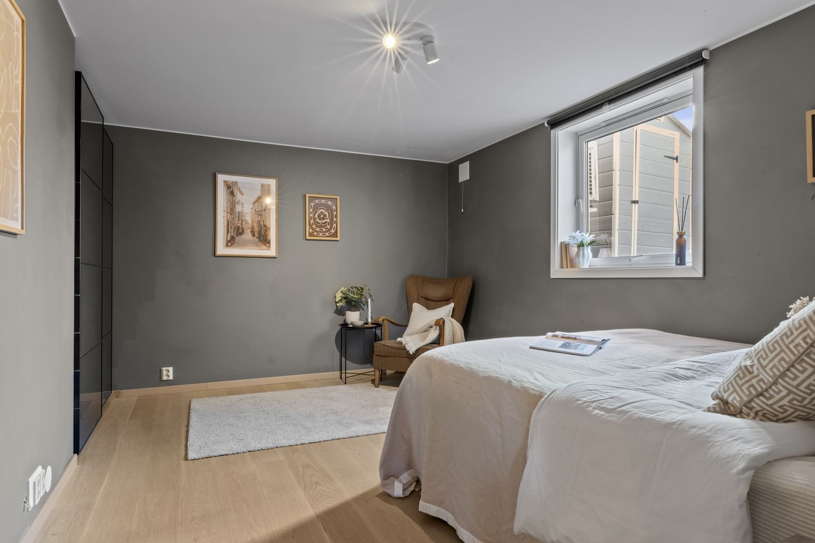 Romslig soverom med skyvedørsgarderobe. Galleribilde