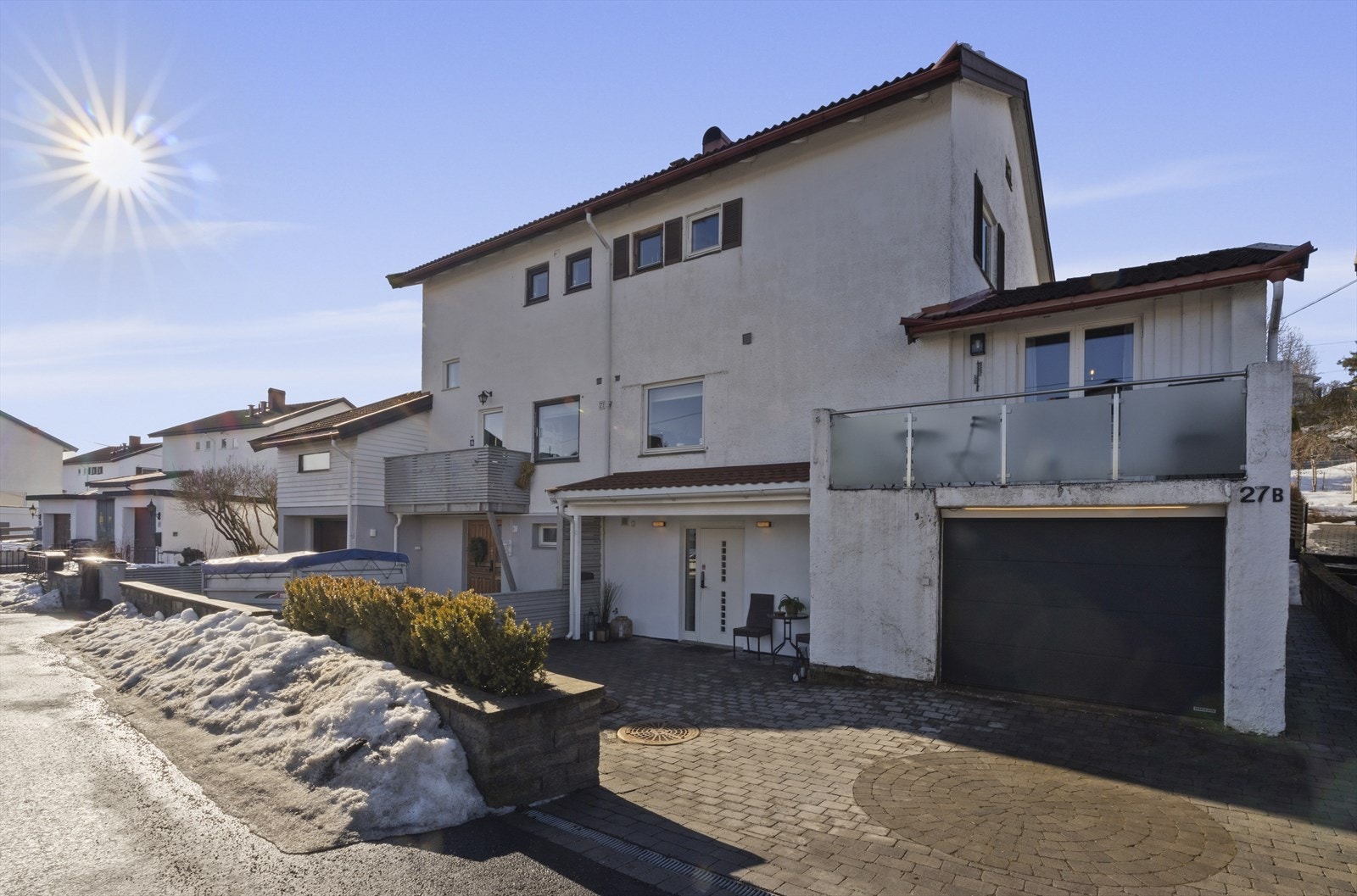 Belegningssteinen på gårdsplass lagt i 2021. Fabrikkmalt ytterdør med isolerglassfelt. Yale kodelås. Velkommen inn! Galleribilde