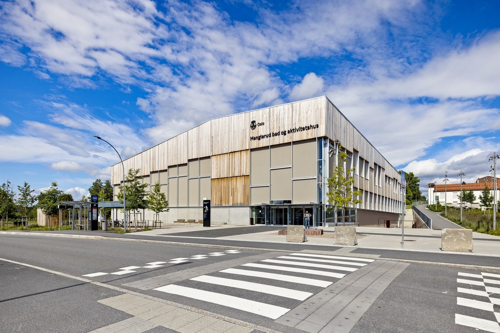 Gangavstand til Manglerud bad og aktivitetshus, som var nyåpnet i 2022. Ligger rett ved Manglerud skole. Galleribilde