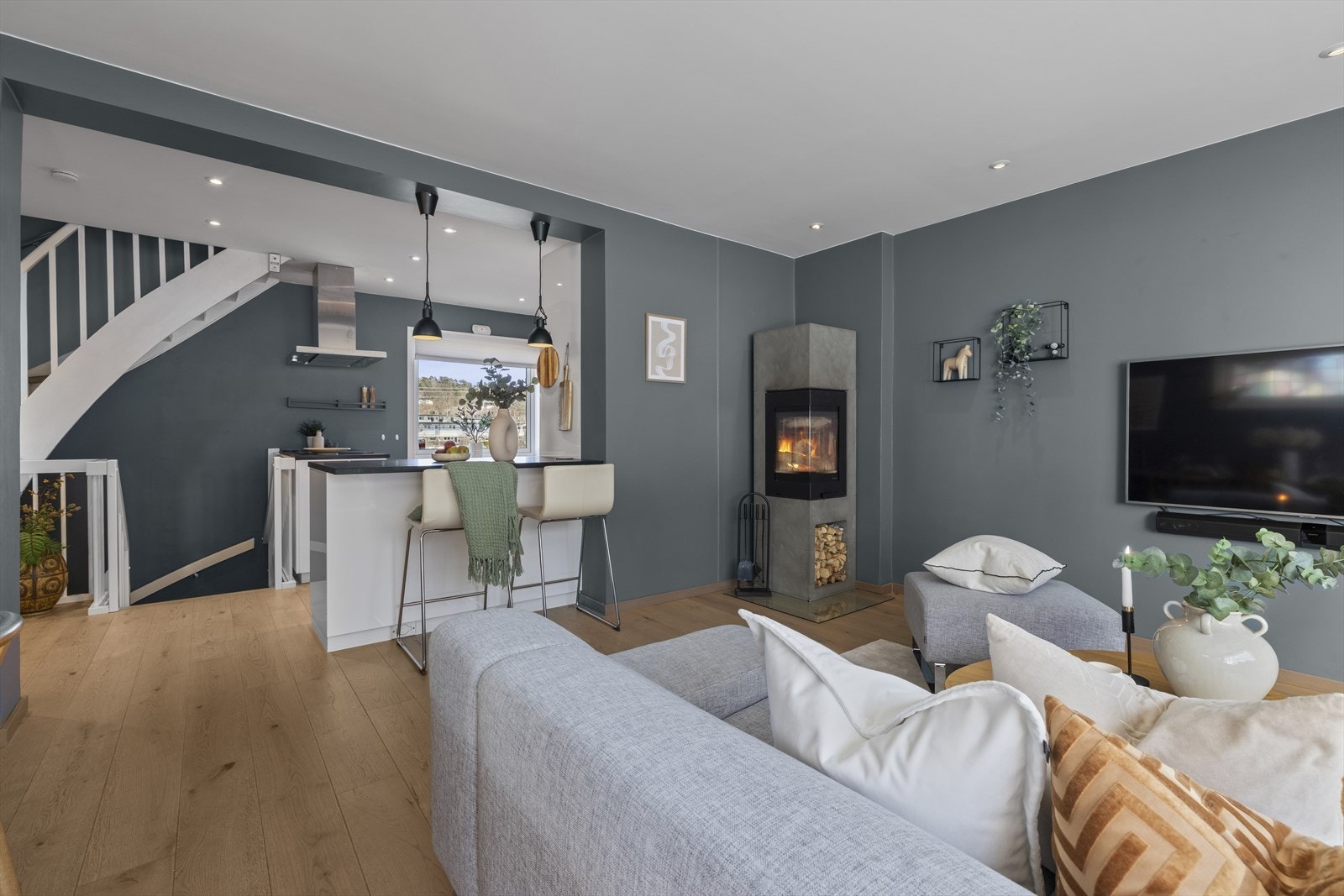 Stor og romslig stue med utgang til dels overbygget terrasse på ca 27 m². Galleribilde