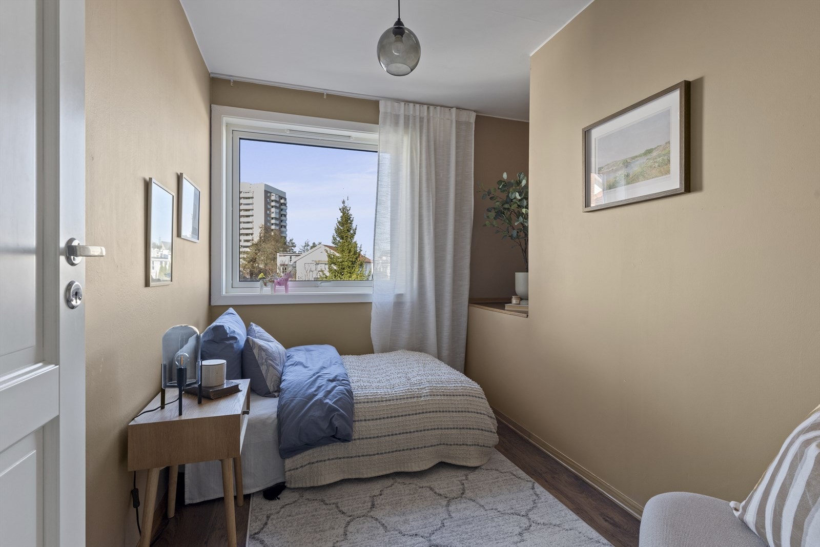 Boligen har 3 fine soverom i 2.etasje. Galleribilde