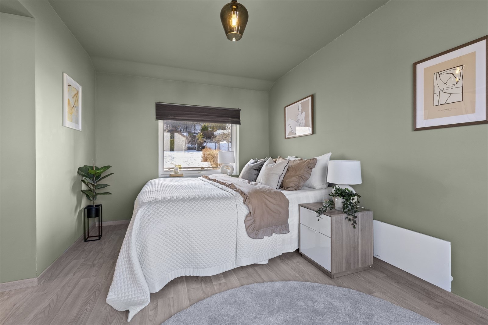 Soverom med balkong ca. 5,6 m². Godt med skapplass. Galleribilde