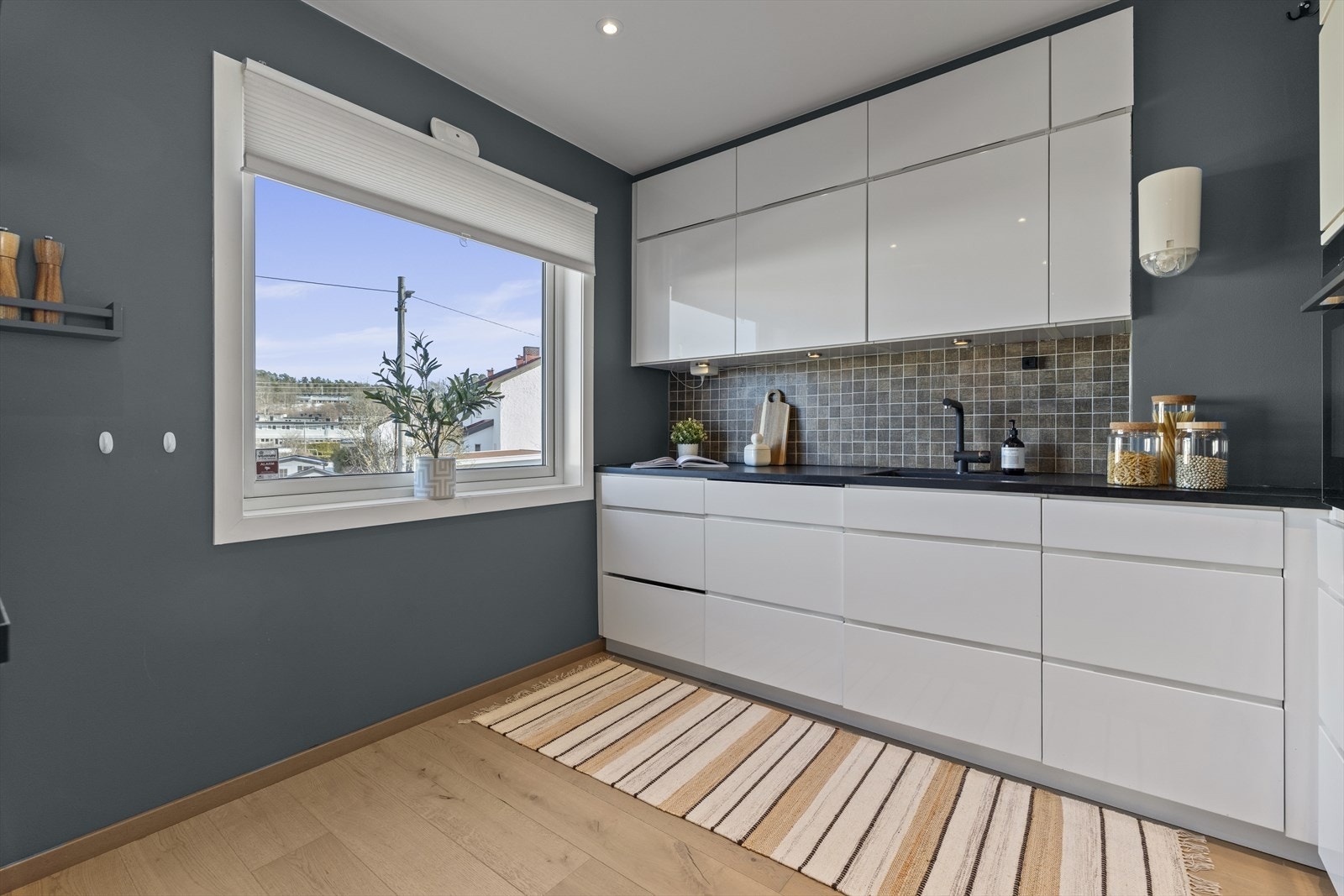 Induksjon platetopp. Integrert stekeovn, oppvaskmaskin, fryseskap og hel kjøleskap. Fliser over benk. Waterguard under benk. Kjøkken fra 2009. Delvis nye fronter og benkeplate fra 2018. Kjøkkenventilator med avtrekk ut. Komfyrvakt. Galleribilde