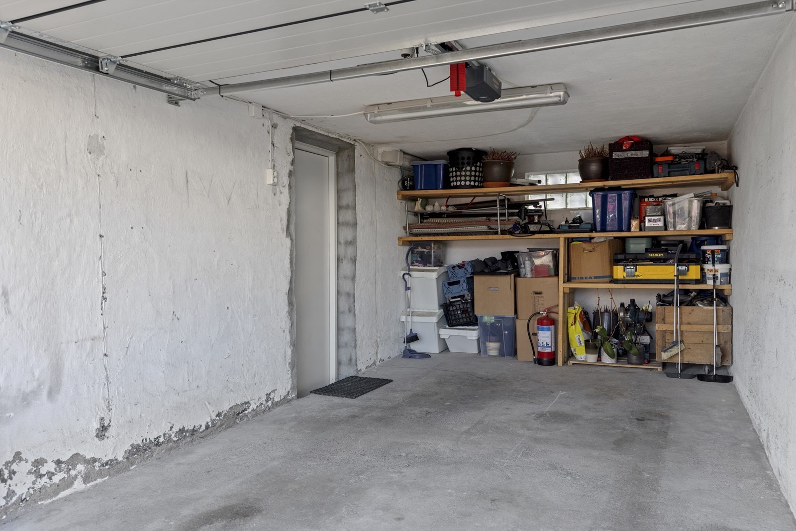 Garasje med elektrisk leddport. Galleribilde