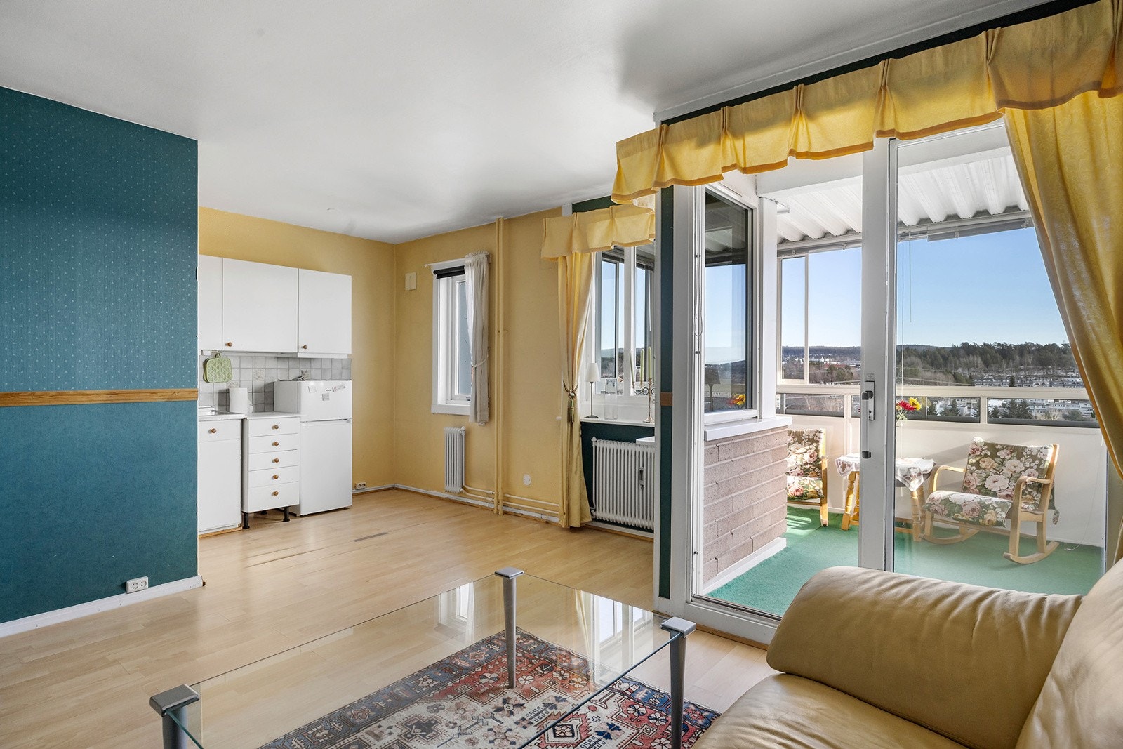 Leiligheten har en åpen stue- og kjøkkenløsning Galleribilde