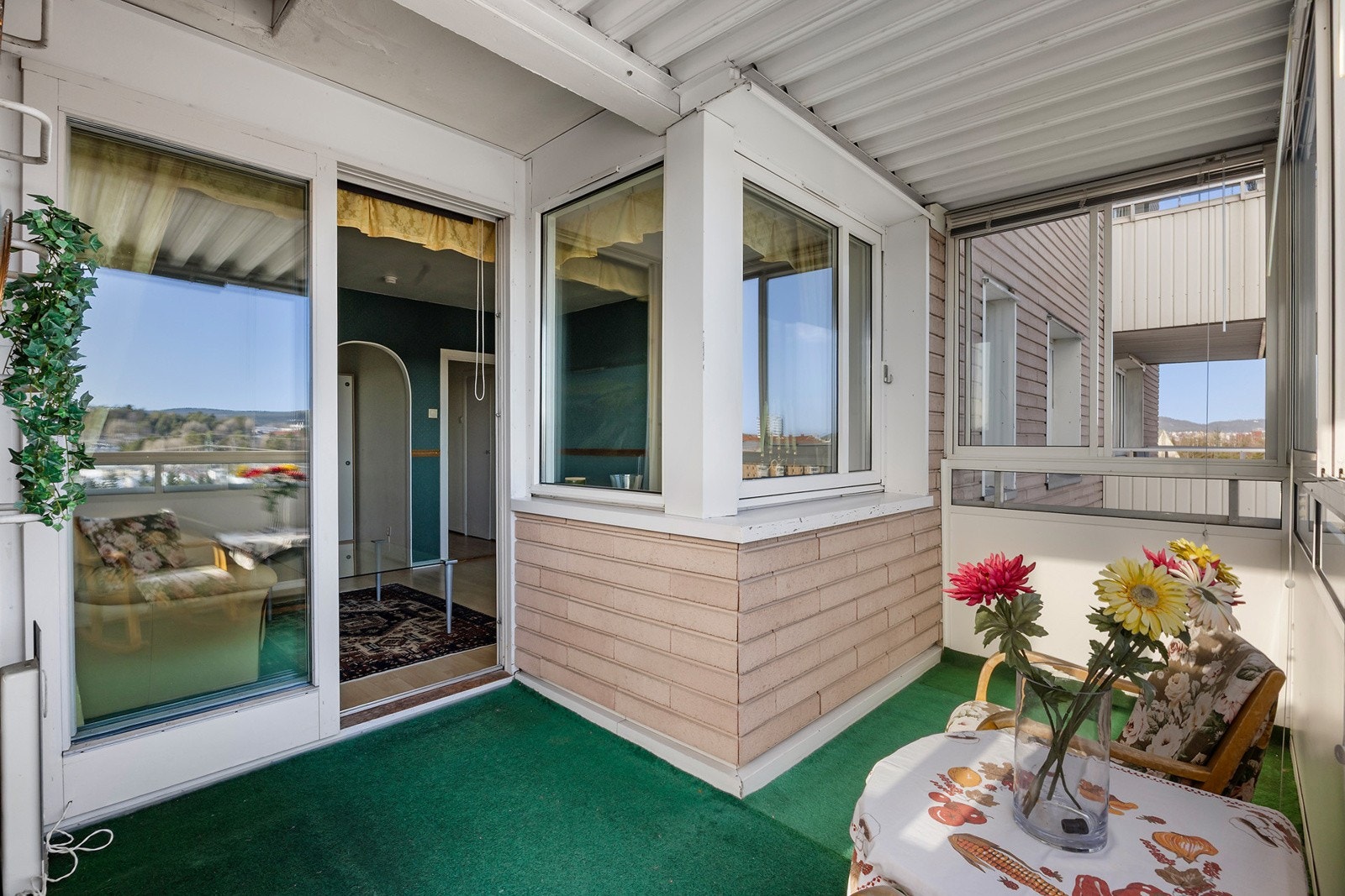 Fra stuen har du utgang til en stor, innglasset balkong på 8 kvm Galleribilde