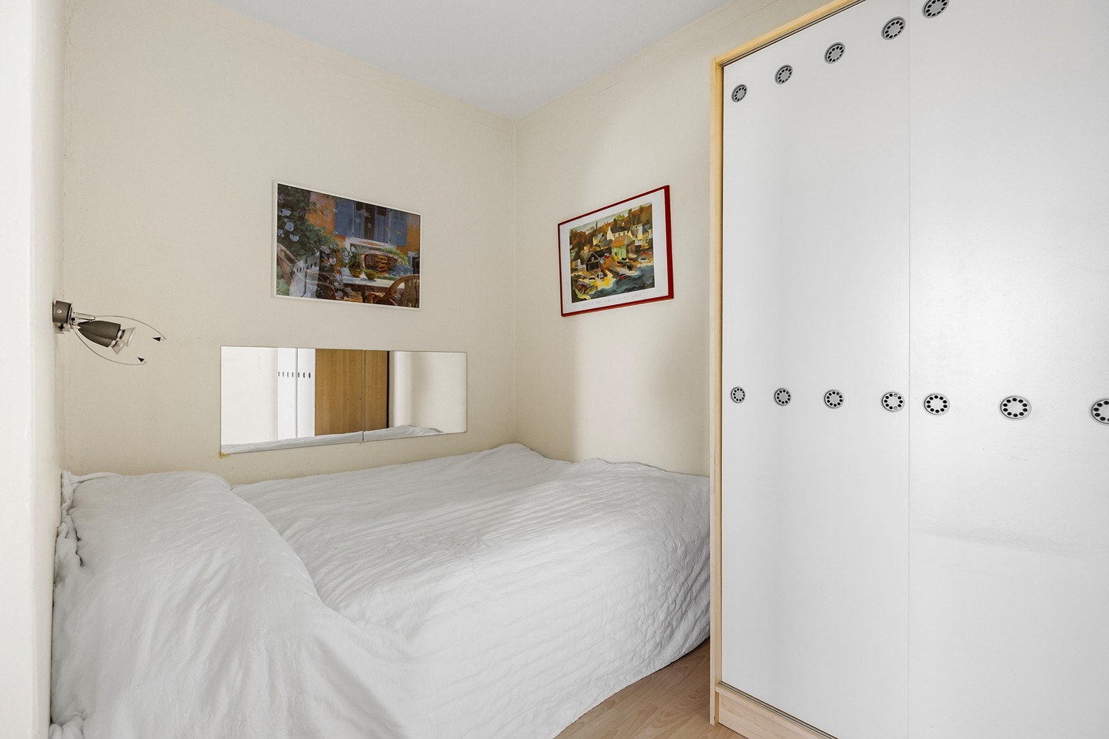 Praktisk alkoveløsning med plass til dobbeltseng og garderobeskap. Alkoven skaper en fin romfordeling og følelsen av ett eget soverom. Galleribilde