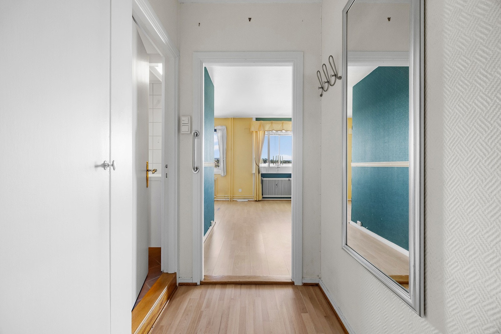 Romslig entré med fin muligheter for oppheng av ytterklær. Galleribilde