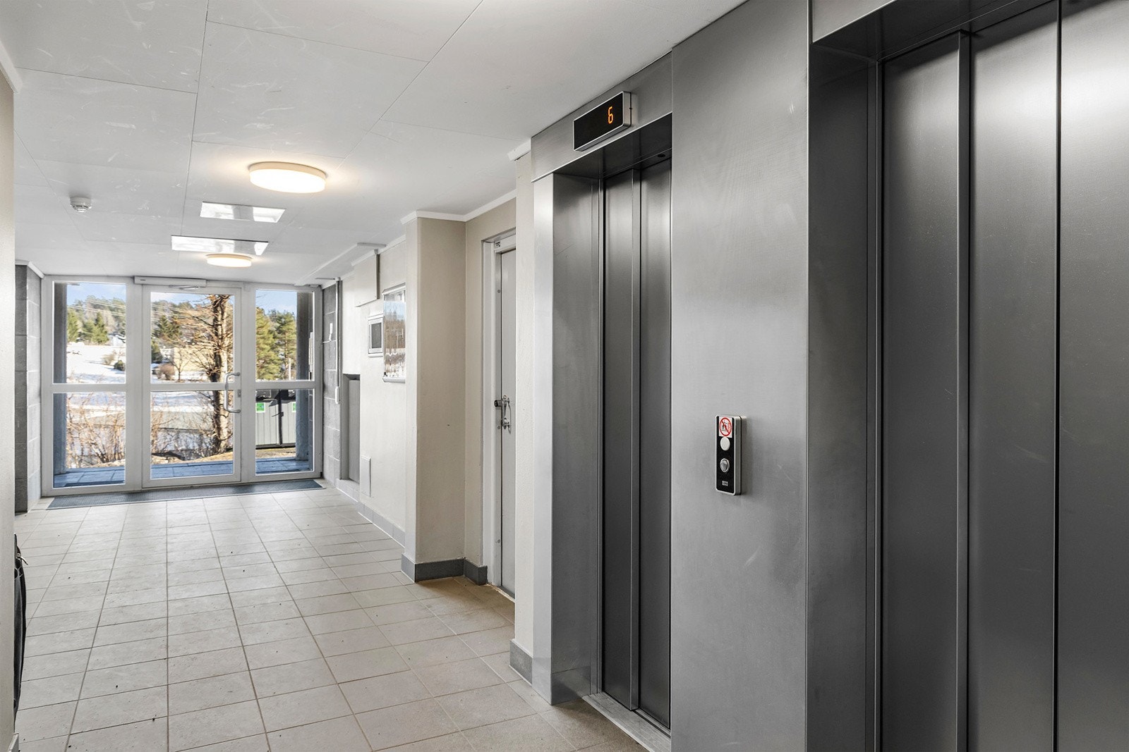 Det er 2 heiser i blokken Galleribilde