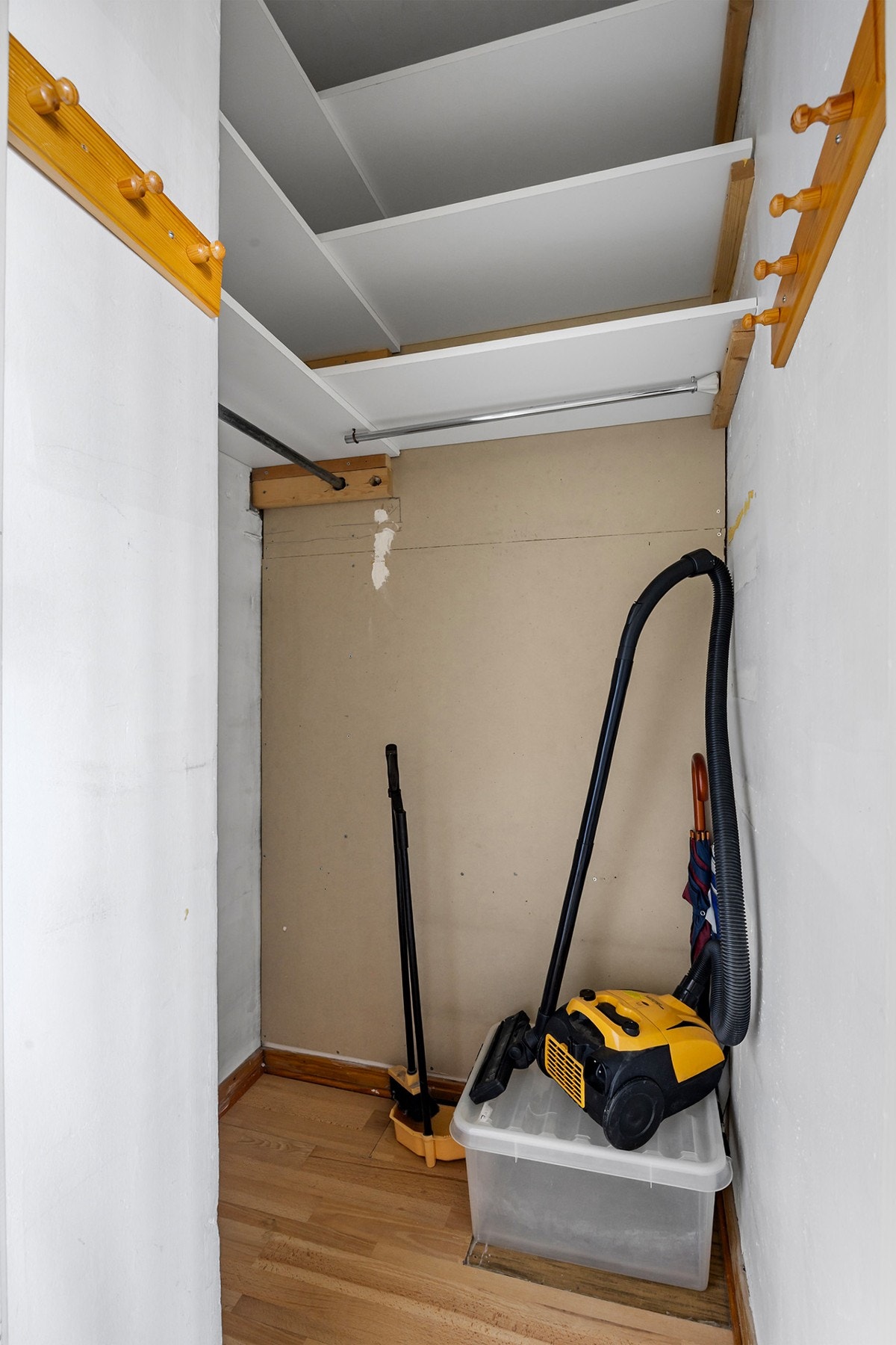 Stor innvedig bod / Walk-in-closet Galleribilde