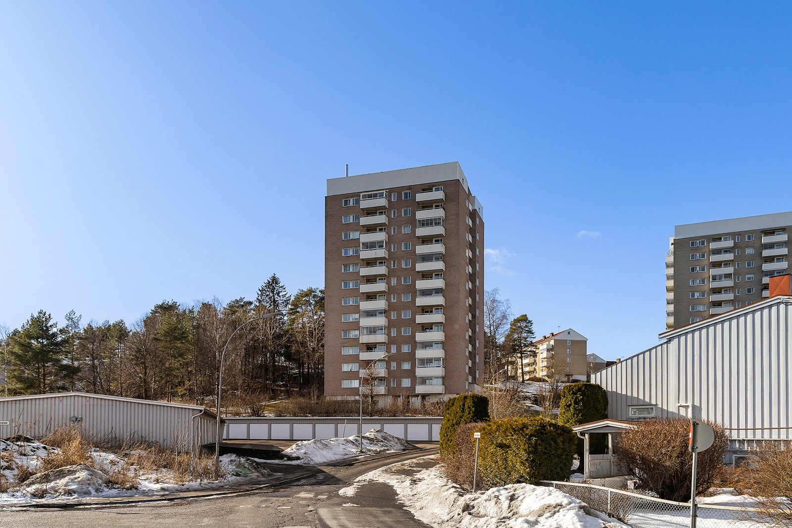 Sentral beliggenhet i veletablert boligområdet med nærhet til det meste. Galleribilde