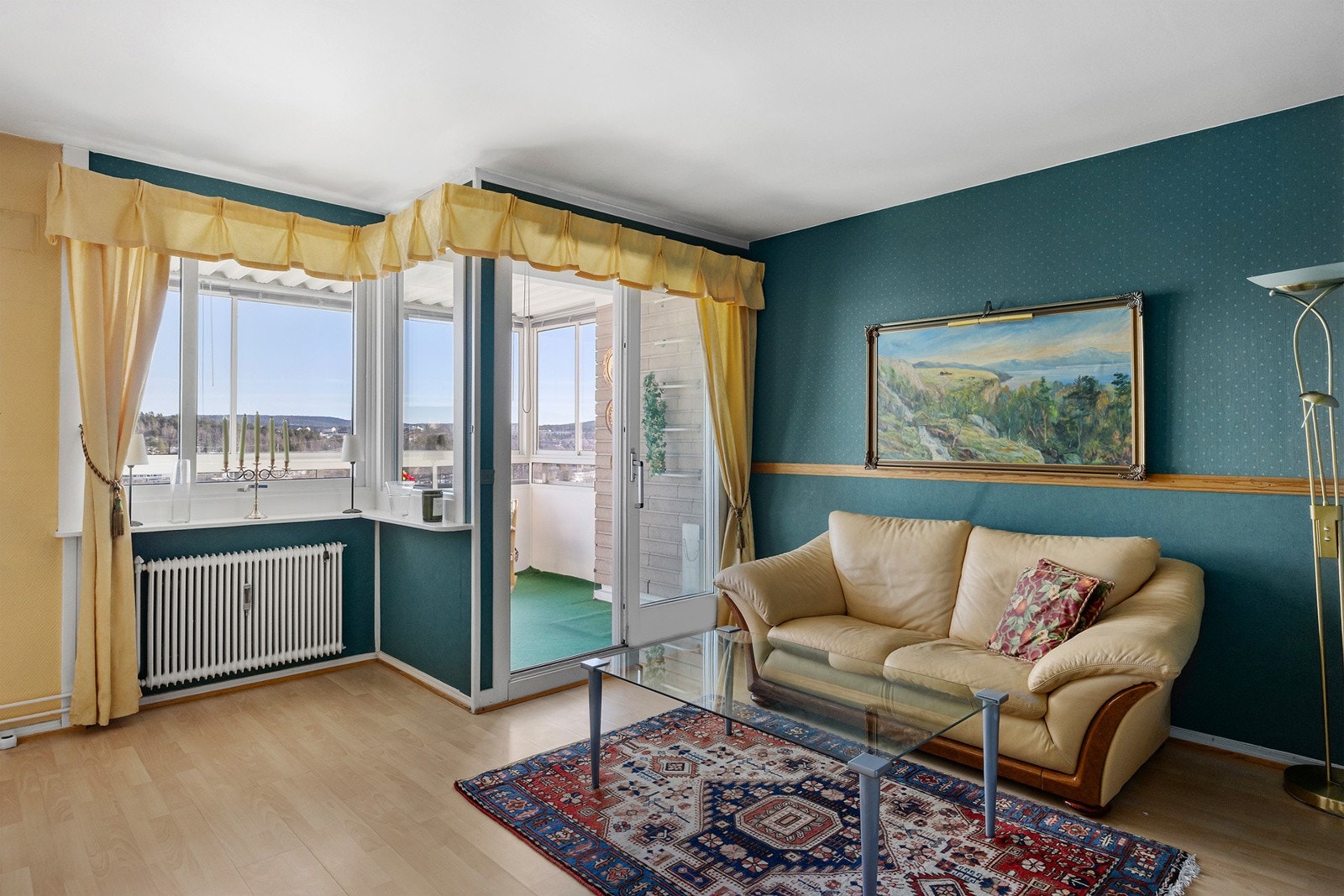 Lys stue med fine møbleringsmuligheter Galleribilde