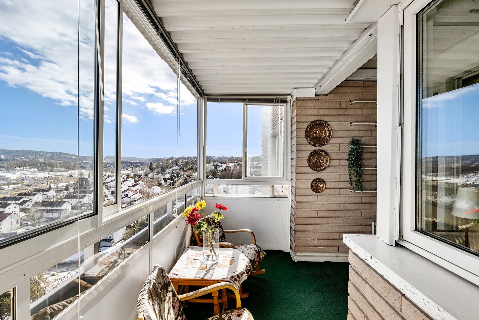 Balkongen fungerer som en fin forlengelse av stuen. Galleribilde