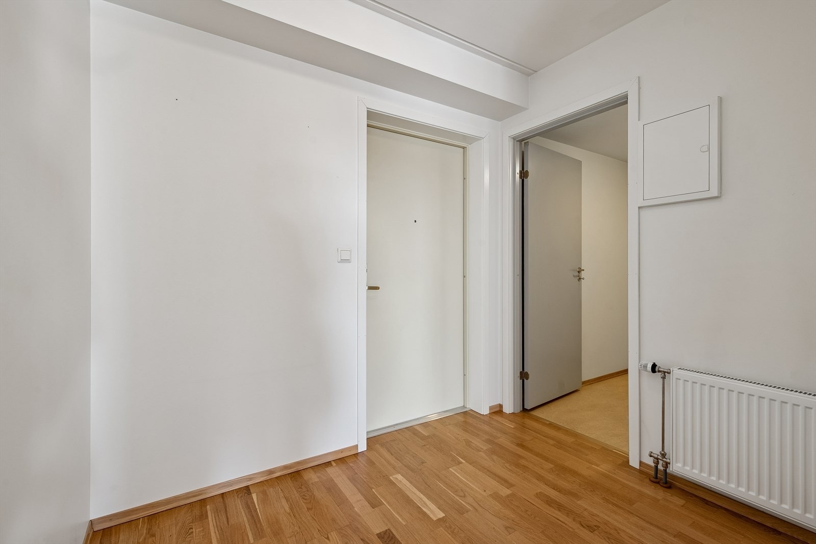 Entré med adkomst til en praktisk innvendig bod, som gir gode garderobemuligheter. Galleribilde