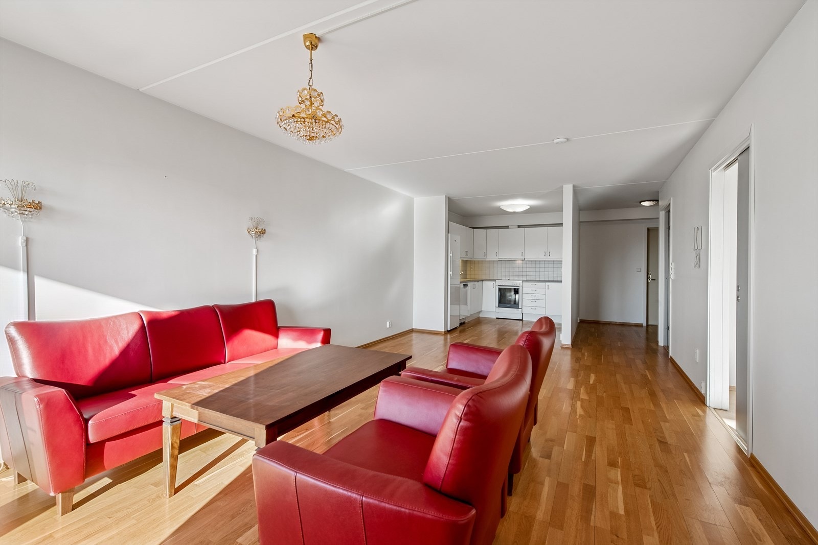 Åpen stue og kjøkken løsning. Galleribilde