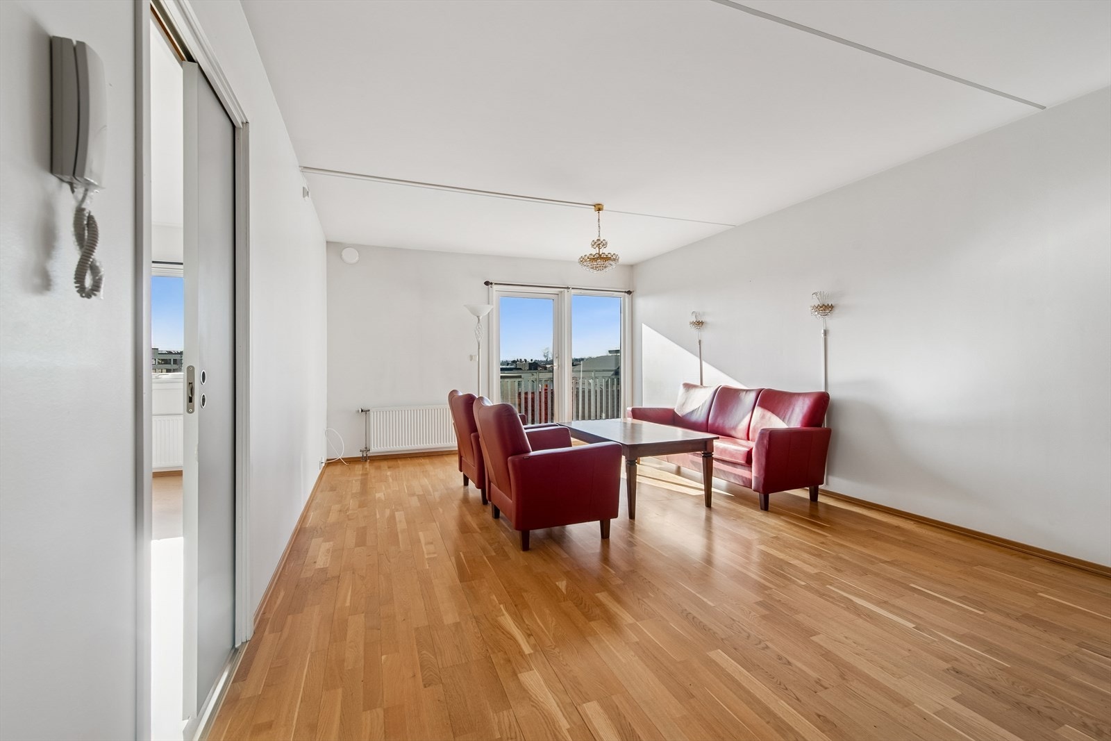 Stuen har god plass til sofamøblement og TV-bord. Galleribilde