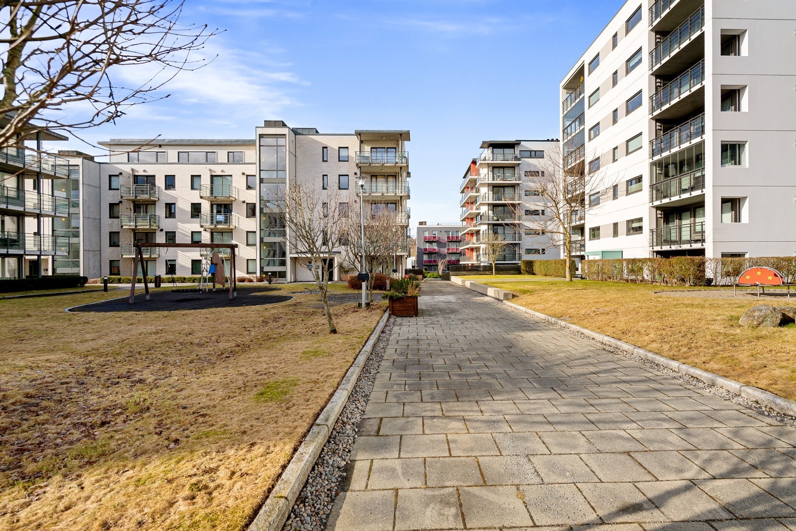 I nærområdet finner du en trivelig lekeplass for de minste - et trygt og hyggelig samlingspunkt hvor barn kan leke og utforske i trygge omgivelser. Et flott tilbud for familier og besøkende. Galleribilde
