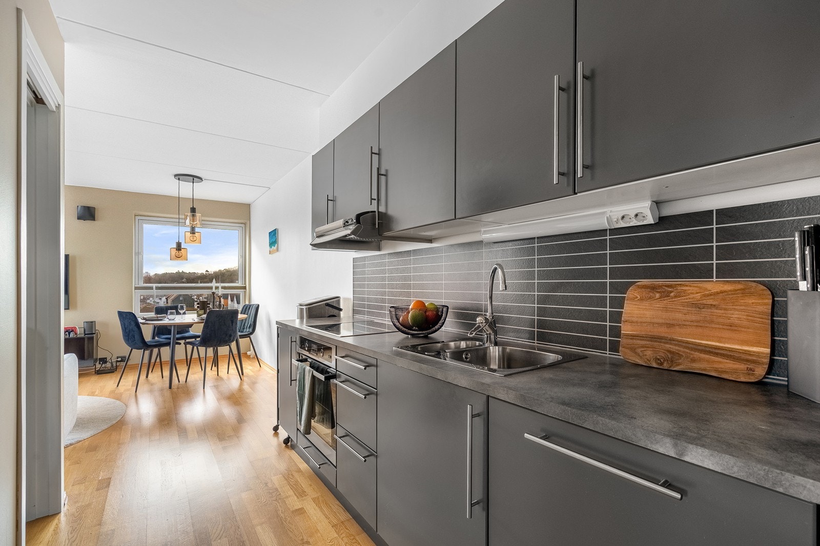 Flott kjøkkeninnredning med integrert koketopp, stekeovn, og oppvaskmaskin. Frittstående kjøleskap. Galleribilde