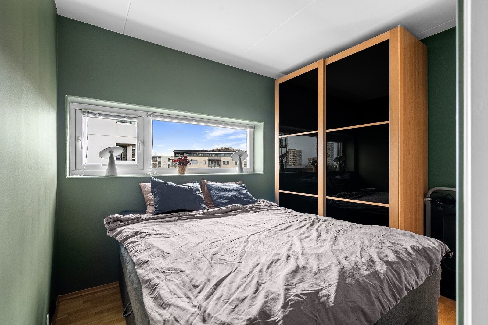 Leilighetens mest private og fredelige rom byr på en behagelig atmosfære. Soverommet oppleves lyst og luftig, med god plass til ønsket møblering og soveromsinnredning. Galleribilde