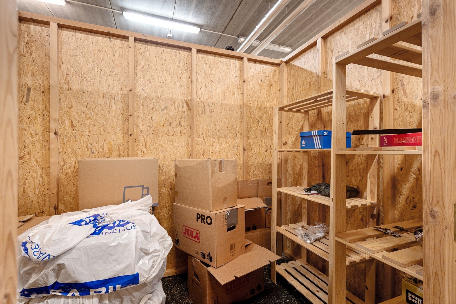 Det følger med en romslig bod i 1. etasje, som gir svært gode lagringsmuligheter. Galleribilde