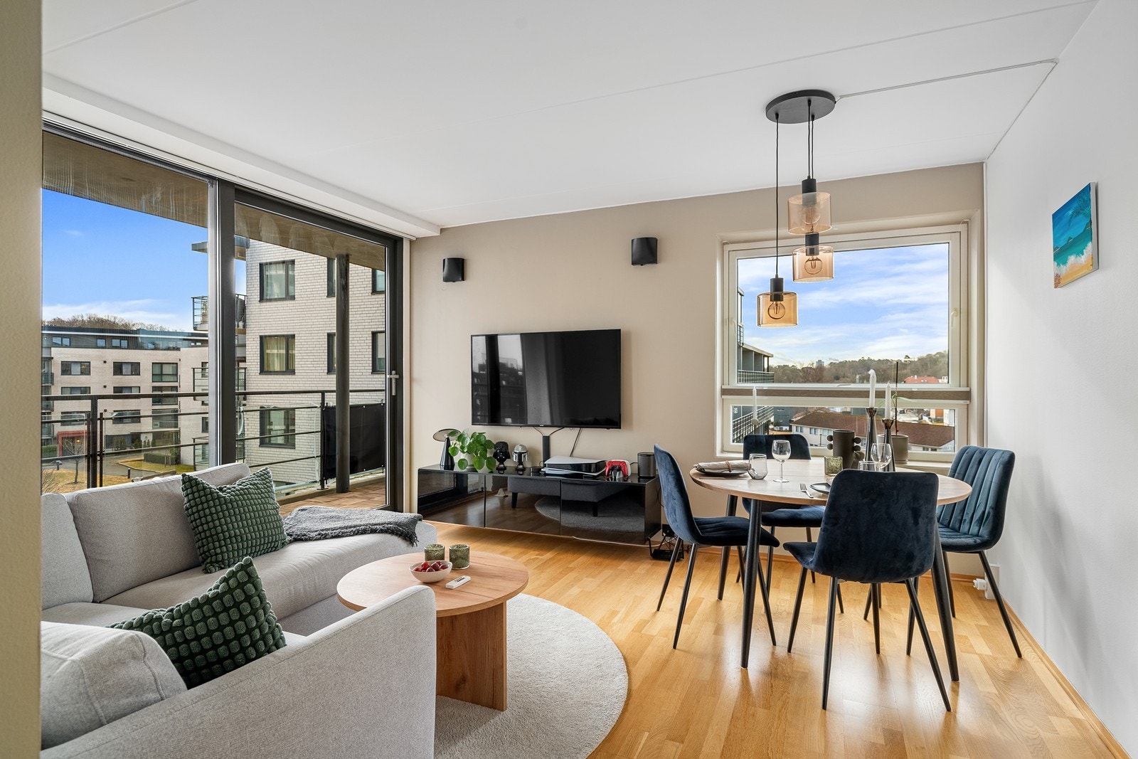 Stue med store vindusflater som slipper inn rikelig med naturlig lys. Galleribilde