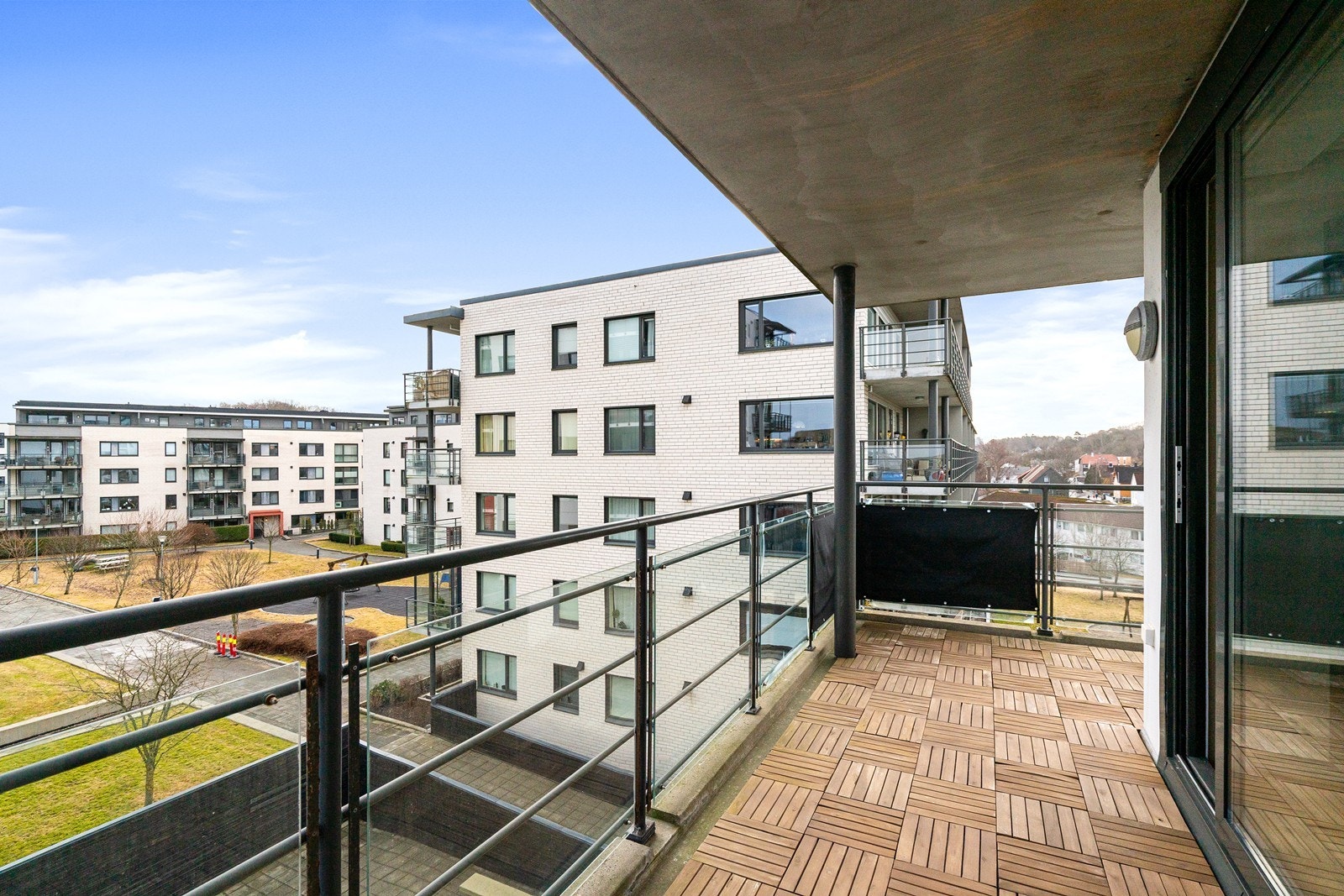 Med gjennomtenkt utemøblering skapes soner for både avslapning og sosiale stunder - fra en lun lounge til en innbydende samlingsplass. De gode solforholdene gjør dette til en privat oase, perfekt for å nyte utelivet. Galleribilde