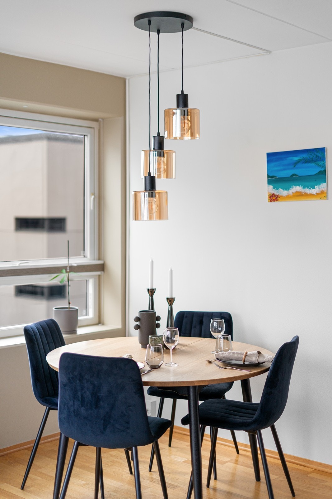 God plass til et spisebord som naturlig binder sammen stuen og kjøkkenet, og skaper en hyggelig sone for både måltider og sosiale sammenkomster. Galleribilde