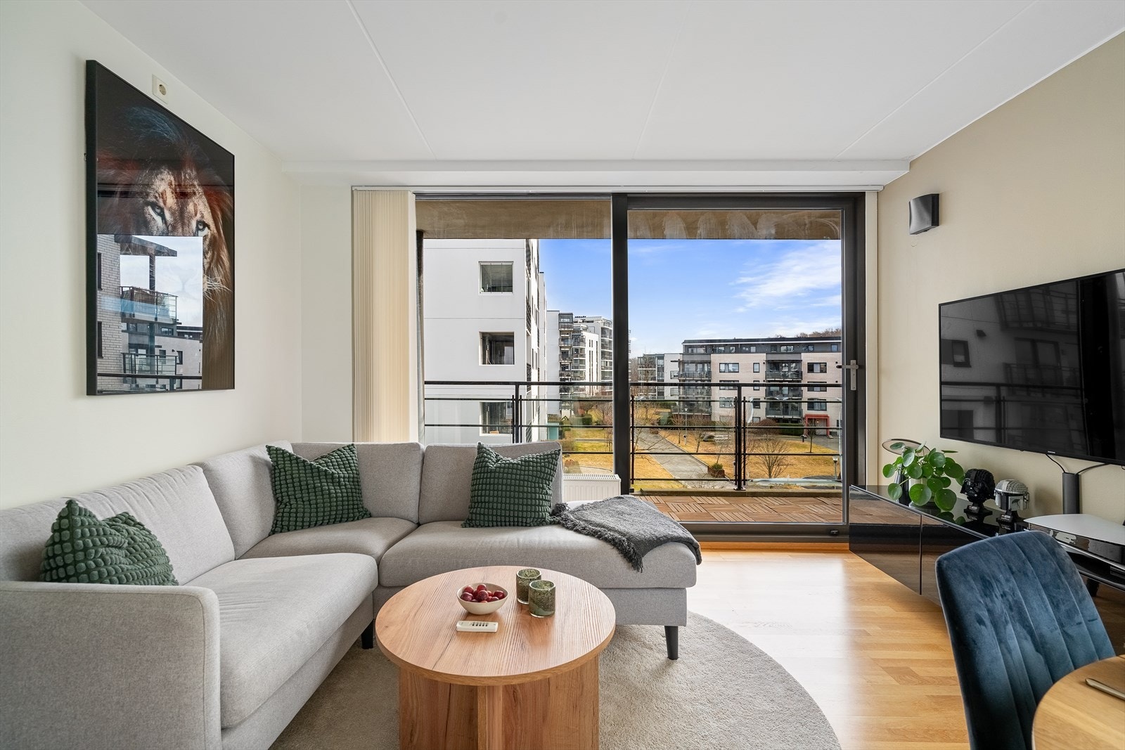 Stuen er både åpen og romslig med naturlig plass til stor sofa og tv, og god plass til flere sittesoner. Galleribilde